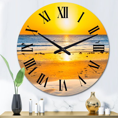 Coucher de soleil sur une magnifique plage de sable avec eau de mer bleue - Horloge murale nautique et côtière