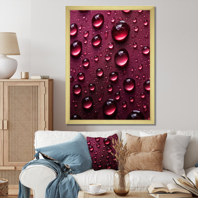 Rose rouge avec des gouttes de pluie