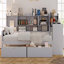 Structure de lit de jour double avec fonction de rangement 3 armoires et 2 tiroirs, structure en bois Matériau de structure de lit en L avec bureau d'étude et bibliothèque intégrée, cadre de lit multifonctionnel pour chambre d'amis, gris