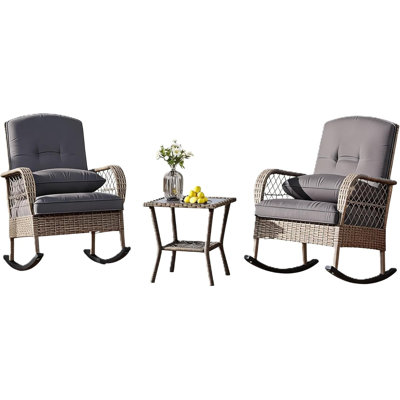 Ensemble bistro 3 pièces en rotin PE en rotin toutes saisons, bascule robuste à haut dossier en acier antirouille avec coussins à fermeture à glissière lavables et table basse assortie pour patio de jardin, brun et gris