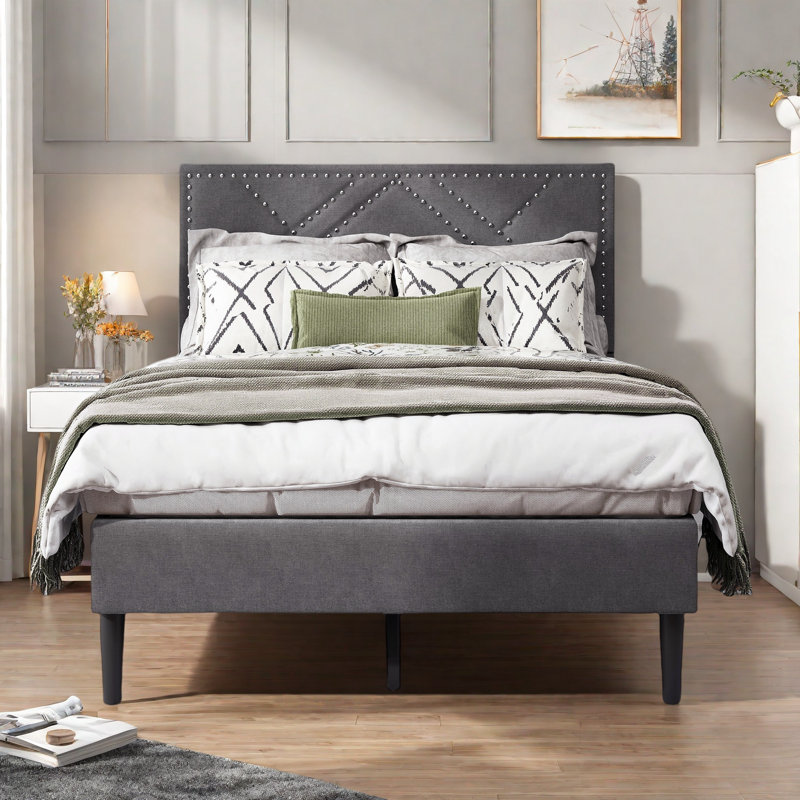 Lit plateforme tapissier avec décoration cloutée, Double