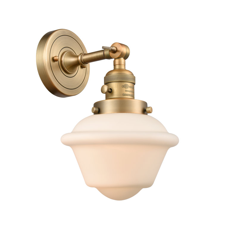Applique murale à bras 1 lumière Agosto, Boîtier blanc mat, Ampoule DEL rétro de 3,5 watts, Laiton brossé