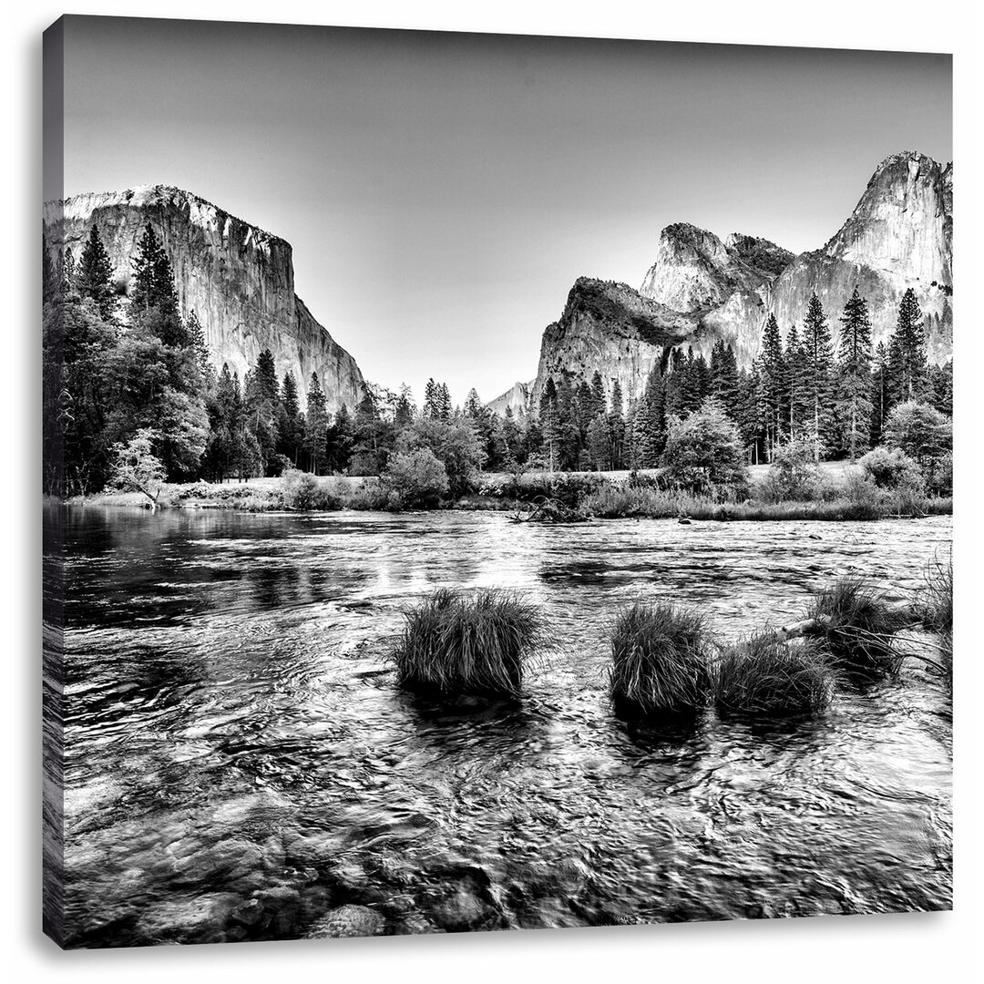 Leinwandbild Fluss vor Berglandschaft