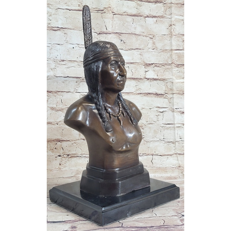Statue amérindienne aux cheveux tressés