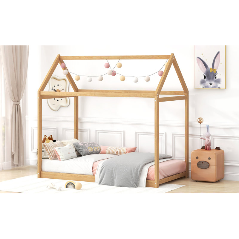 Lit simple en bois, couleur bois