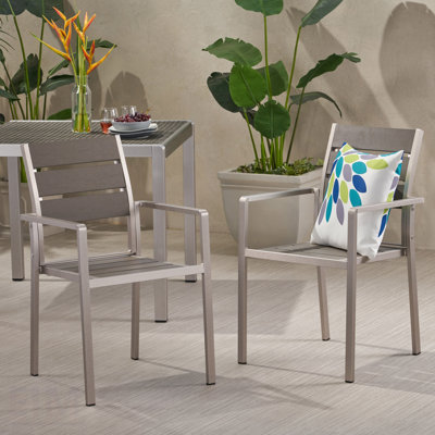 Ensemble de chaises de salle à manger d'extérieur modernes en aluminium avec siège en faux bois, gris et argent, pour des sièges de patio élégants et durables