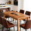 Table de salle à manger spacieuse et rustique pour les réunions de famille, parfaite pour les grandes cuisines et les conversations confortables.