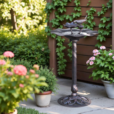 Roberto Metal Birdbath