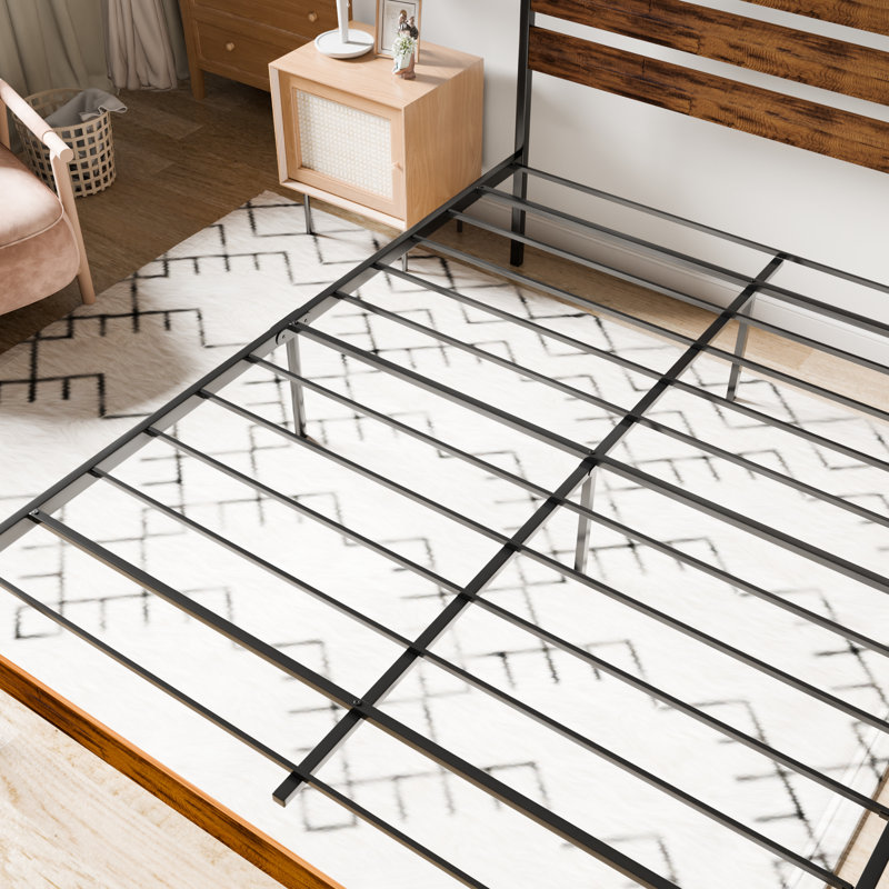 Tête de lit en bois rustique et cadre de grand lit, structure en fer - plateforme robuste pour grand lit, ajout élégant à la chambre à coucher