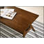 Table basse Arona de style Mid-Century moderne en bois avec tablettes, durable et élégante