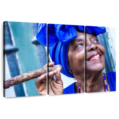 Femme cubaine Leisha qui fume