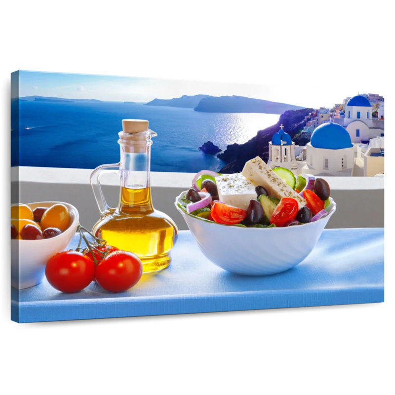 Yarlin dégustant une salade grecque à Santorin, H 26 po x l 39 po