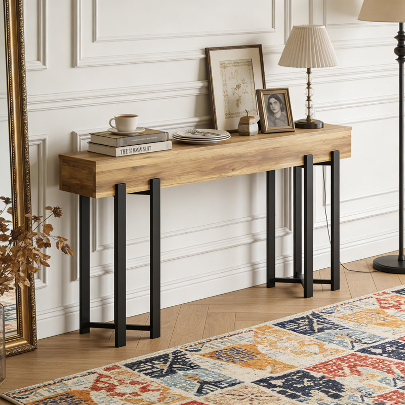 Console en bois avec canapé et couloir