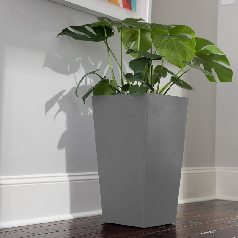 Pot à fleurs vertical carré intérieur / extérieur en plastique recyclé Finley, H 20 po x l 11,5 po x P 11,5 po, Gris Heather