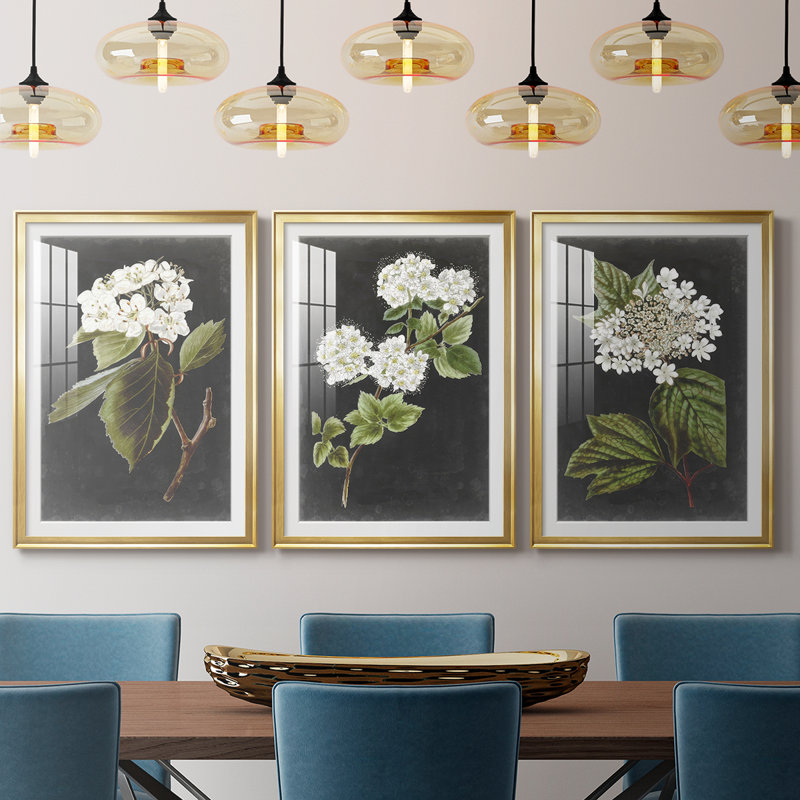 «Dramatic White Flowers I», reproduction sur mesure encadrée de qualité supérieure, mat, 3 pièces, H 21 po x l 30 po, Doré