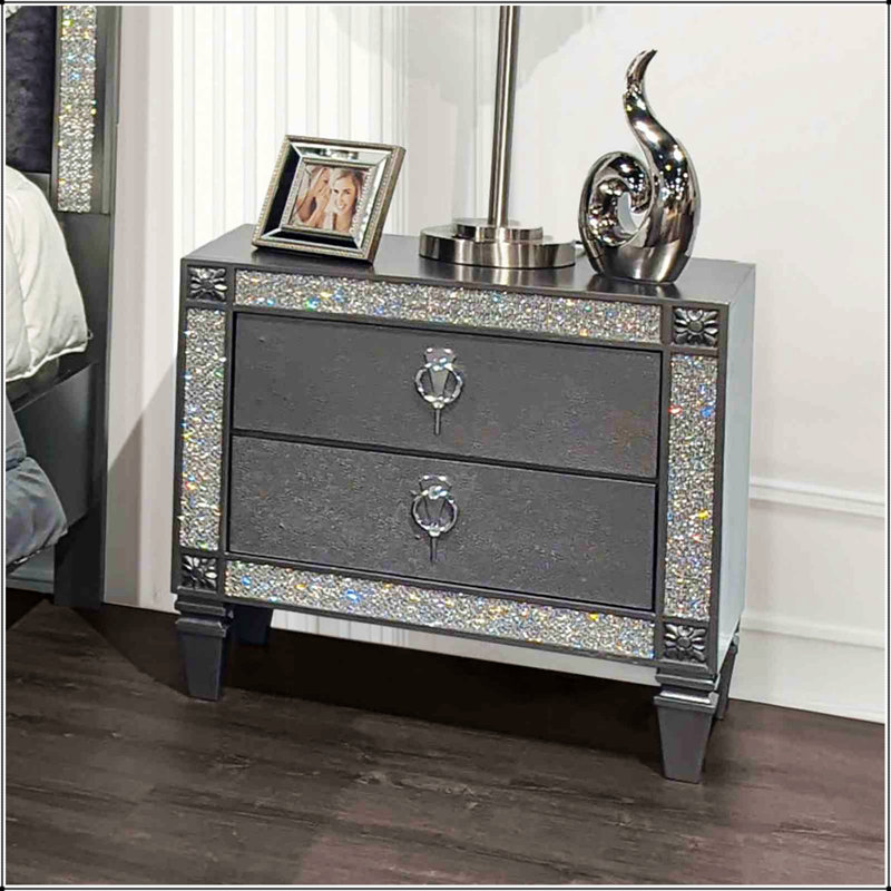 Table de chevet glamour grise avec poignées anneaux en nickel, pieds fuselés et garniture en acrylique pour les chambres à coucher modernes