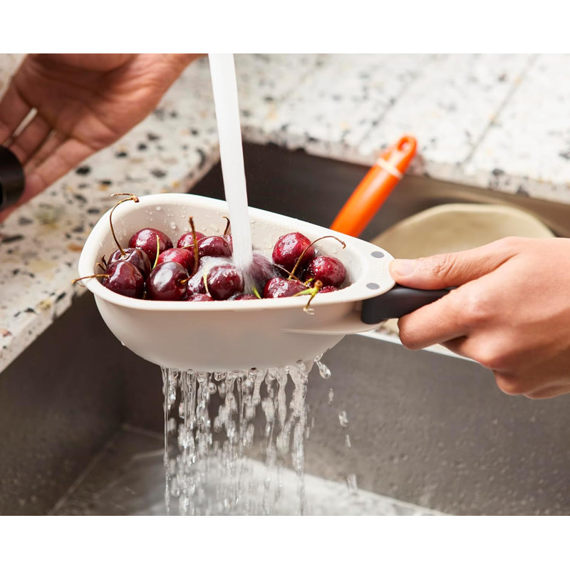 Crépine de cuisine peu encombrante avec poignées pliantes, base à pieds robuste pour rincer les baies, les fruits et les petits légumes