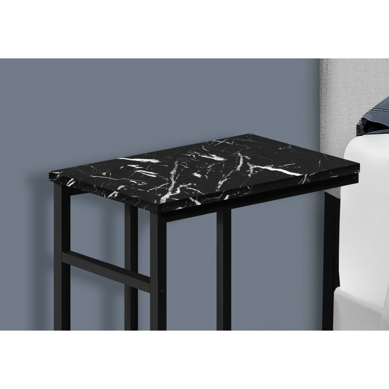 Table en stratifié d'aspect marbre noir avec base en métal massif, salle familiale