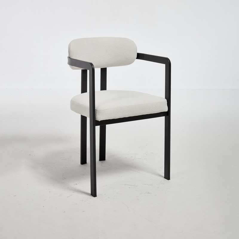 Ensemble de 2 chaises de salle à manger modernes, rembourrées en blanc avec pieds en métal noir mat, dossier ergonomique incurvé