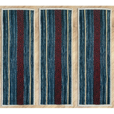 Tapis d'escalier fait sur mesure avec toile de fond rayée océan vieillie 8 po x 26 po