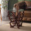 Table d'appoint 24,8 po à plateau rond en verre brun avec base en bois massif Butterfly Hollow
