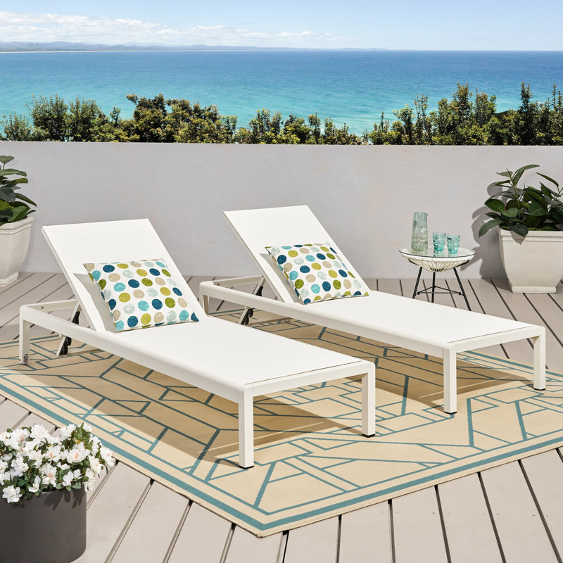 Chaise longue blanche avec siège en filet respirant et repose-pieds réglable