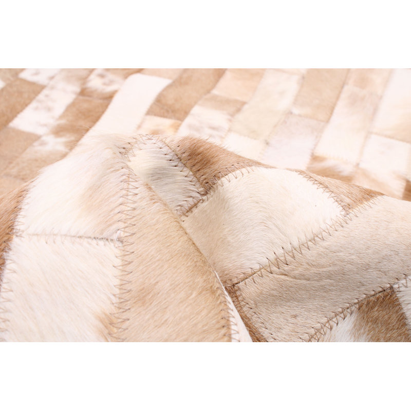 Tapis brun clair en cuir de vache 4 pi 9 po x 7 pi 8 po