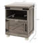 Petite table d'appoint grise. Table de bout avec rangement. Tablette ouverte et armoire spacieuse. Pieds modernes en bois. Polyvalent. H 17,7 po x P 15,4 po. P 23,6 po. Peut contenir 110 livres de rangement gris. Style Living
