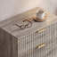 Commode à 3 tiroirs cannelée pour chambre à coucher avec commode, commode en bois de 23,6 po de largeur, table de chevet-640044698