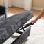 Lit rembourré en tissu avec structure en bois et coussin d'assise moelleux pour salon moderne en lin