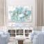 Hortensias en verre bleu sur rebord sur panneau blanc-478832734