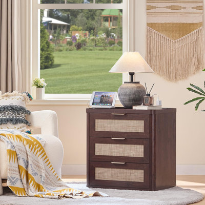 Table de chevet en rotin avec station de chargement, grande table de chevet 3 tiroirs Boho de 23 po, table de chevet, tables de bout de lit pour la chambre à coucher, le salon, le couloir