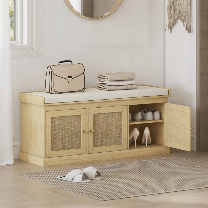 Élégant banc de rangement pour chaussures en rotin tissé avec coussin, tablettes réglables, parfait pour les vestibules et les salons