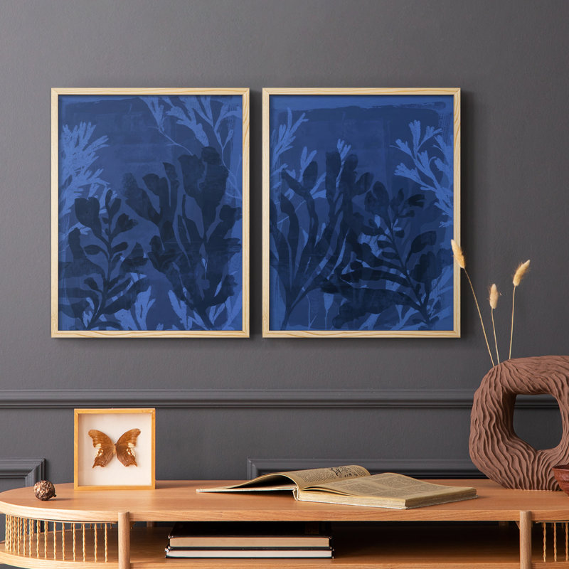 «Sapphire Sea Bloom I», reproduction encadrée de qualité supérieure - prête à être accrochée - aucun clou requis - aucun clou requis