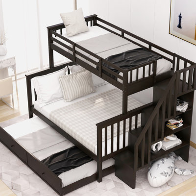 Lit superposé simple pour un espace de chambre organisé avec rangement pour draps et courtepointe