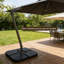 Porte-parapluie de jardin robuste et décalé, base rechargeable avec de l'eau ou du sable (160 à 220 lb), ensemble de panneaux en PEHD 4 pièces avec goupilles de verrouillage sécurisées, résistant aux intempéries et empilable - idéal pour la cour, la pelouse et la piscine