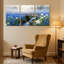 Assortiment de bouquets de fleurs bleues, pont, ruisseau, paysage brumeux, ensemble de 3 impressions sur toile-731959233