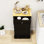 Armoire poubelle noire tendance avec design inclinable pour des bidons de 10 gallons, le dessus peut contenir un tiroir et un compartiment à cadres photo, peut être utilisé comme boîte de recyclage, bloque les odeurs