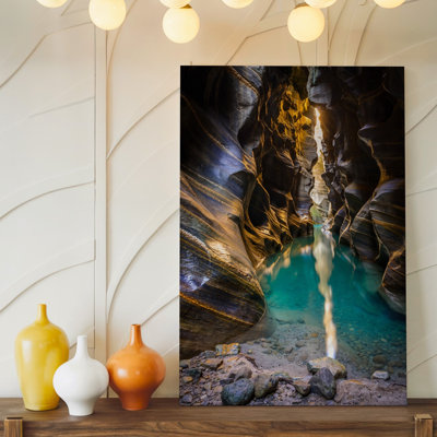 Toile, "Une scène de grotte" à couper le souffle illuminée par une cascade d'art mural, lumière dorée douce filtrant à travers une ouverture étroite