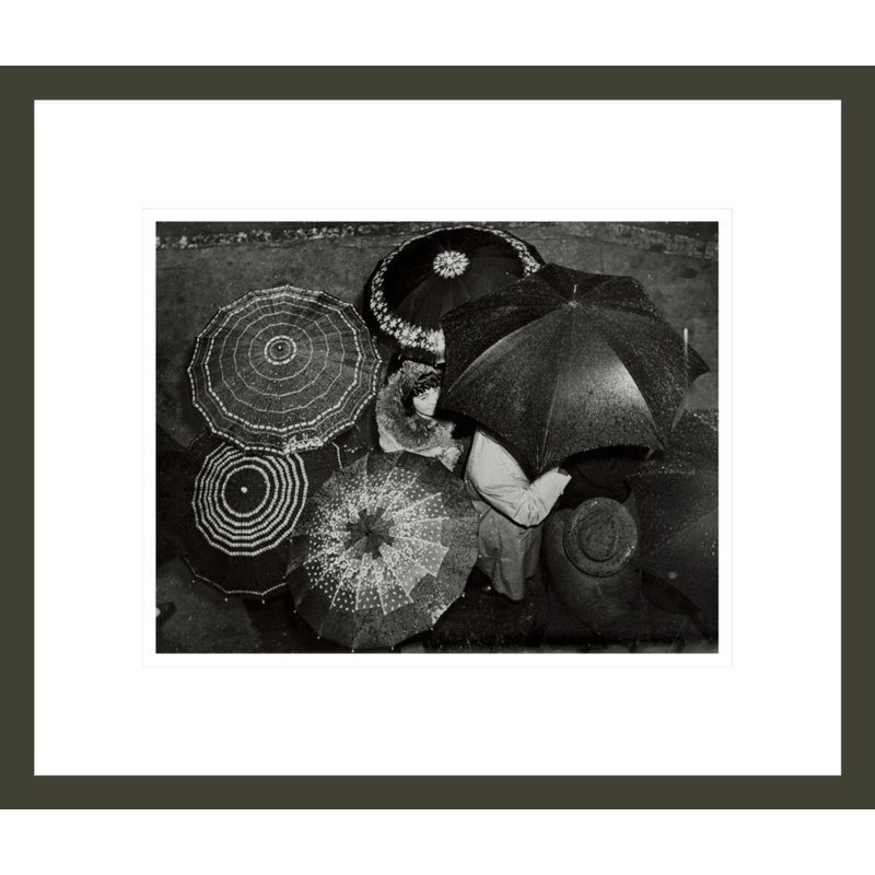 [Les gens avec des parapluies Greenwich Village New York] par Weegee - Impression sur toile, H 13,75 po x l 16,18 po