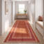 Tapis Rapids2 moderne, minimaliste, à bordure géométrique orange, rouge et crème, lavable à la machine, antidérapant, à poils courts, pour l'intérieur et l'extérieur, adapté aux animaux domestiques, idéal pour le salon, la chambre, la salle à manger, l'entrée, le couloir ou le bureau.-1109058880