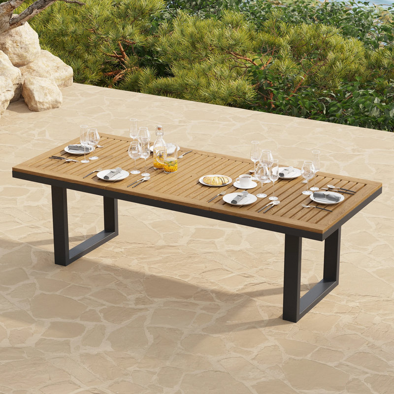 Table de salle à manger d'extérieur rectangulaire Tevara en teck et aluminium, de 6 à 8 couverts, structure résistante aux intempéries, idéale pour terrasse et jardin.