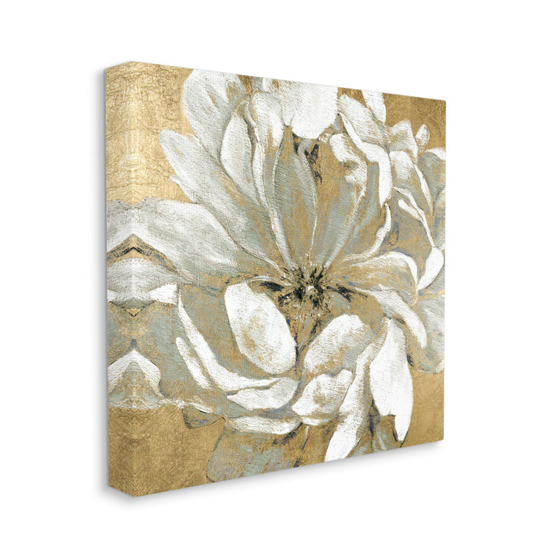 Abstrait pétales de fleurs de magnolia sur fond d'or par Carol Robinson - Peinture, H 30 po x l 30 po x P 1,5 po