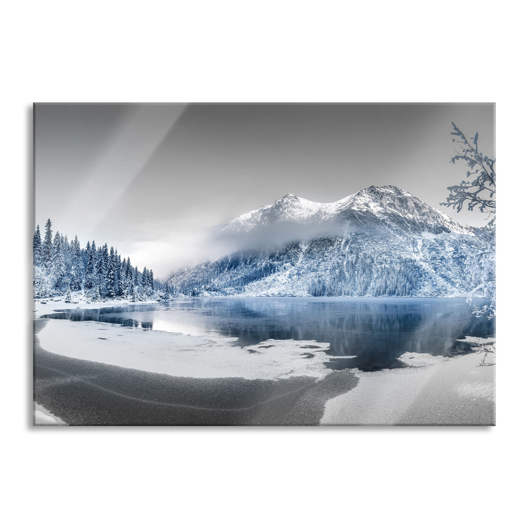 Glasbild Winterlandschaft mit gefrorenem Bergsee