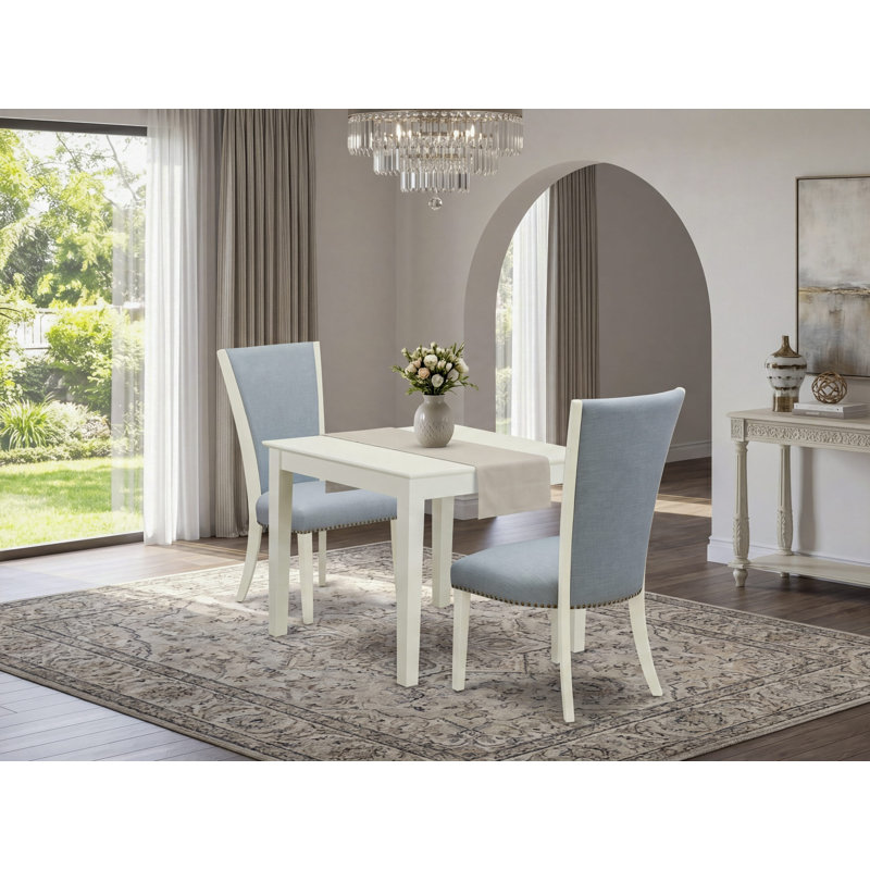 L'ensemble de table de salle à manger 3 pièces pour petits espaces comprend une table de salle à manger carrée et 2 chaises Parsons en tissu bleu bébé, blanc lin