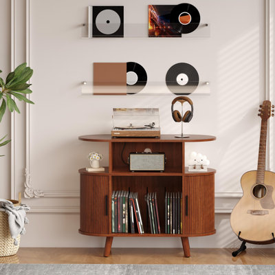 Meuble de platine vinyle cannelé de 89 cm (35 pouces) de style moderne du milieu du siècle avec poste de recharge, noyer