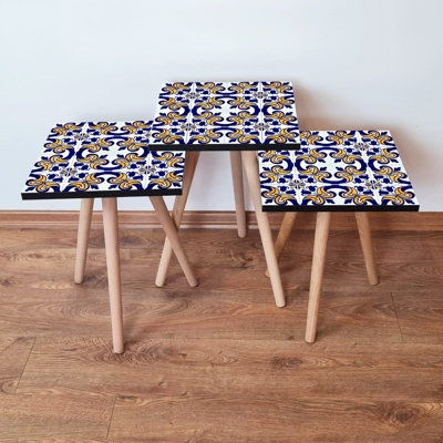 Ensemble de 3 tables gigognes élégantes, blanc / bleu marine / jaune, 13,8 po x 20,5 po x 13,8 po | 100% panneau de fibres à densité moyenne avec pieds en bois de hêtre, motif géométrique à motif géométrique | Parfait pour le salon, la décoration intérieure moderne et les solutions peu encombrantes