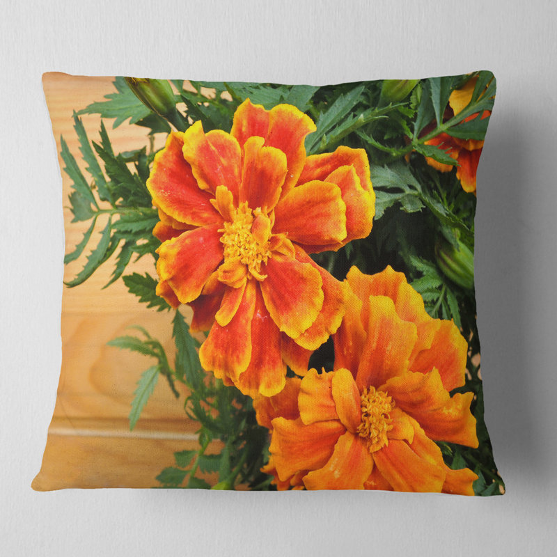 Fleur de souci sur fond en bois - coussin à imprimé floral, 16 po x 1 po, Coussin décoratif