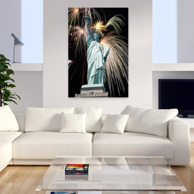 Feux d'artifice éclatant derrière la statue de la Liberté, New York, art contemporain de la ville de New York