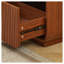 Table de chevet moderne ondulée et cannelée avec 2 tiroirs, meuble de chevet incurvé avec poignées en métal, rangement en panneaux de particules finition noyer pour chambre à coucher